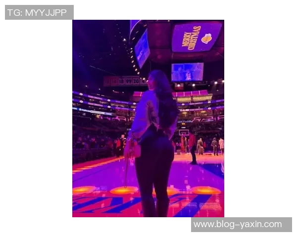 日本性感女星昨日现身湖人主场穿东契奇球衣引发热议